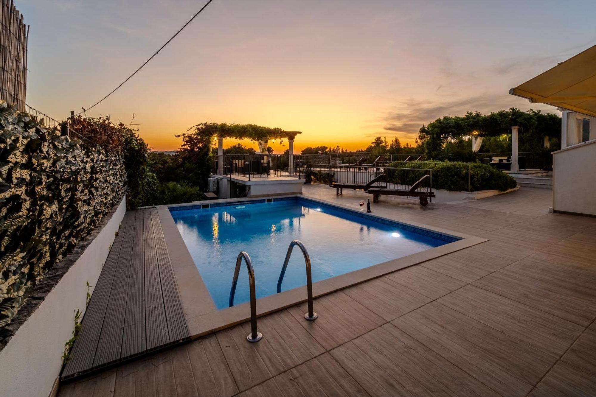 Villa Julia With Heated Pool, Ideal For Large Groups Milna  Exterior foto