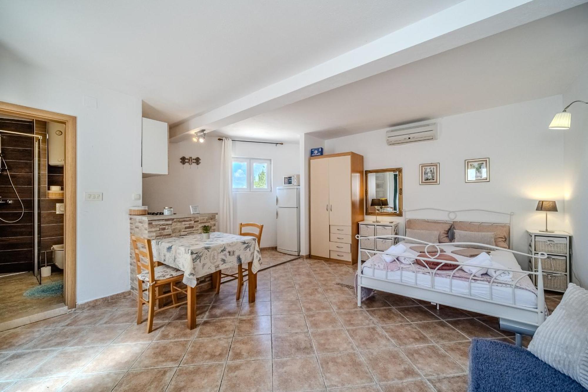 Villa Julia With Heated Pool, Ideal For Large Groups Milna  Exterior foto