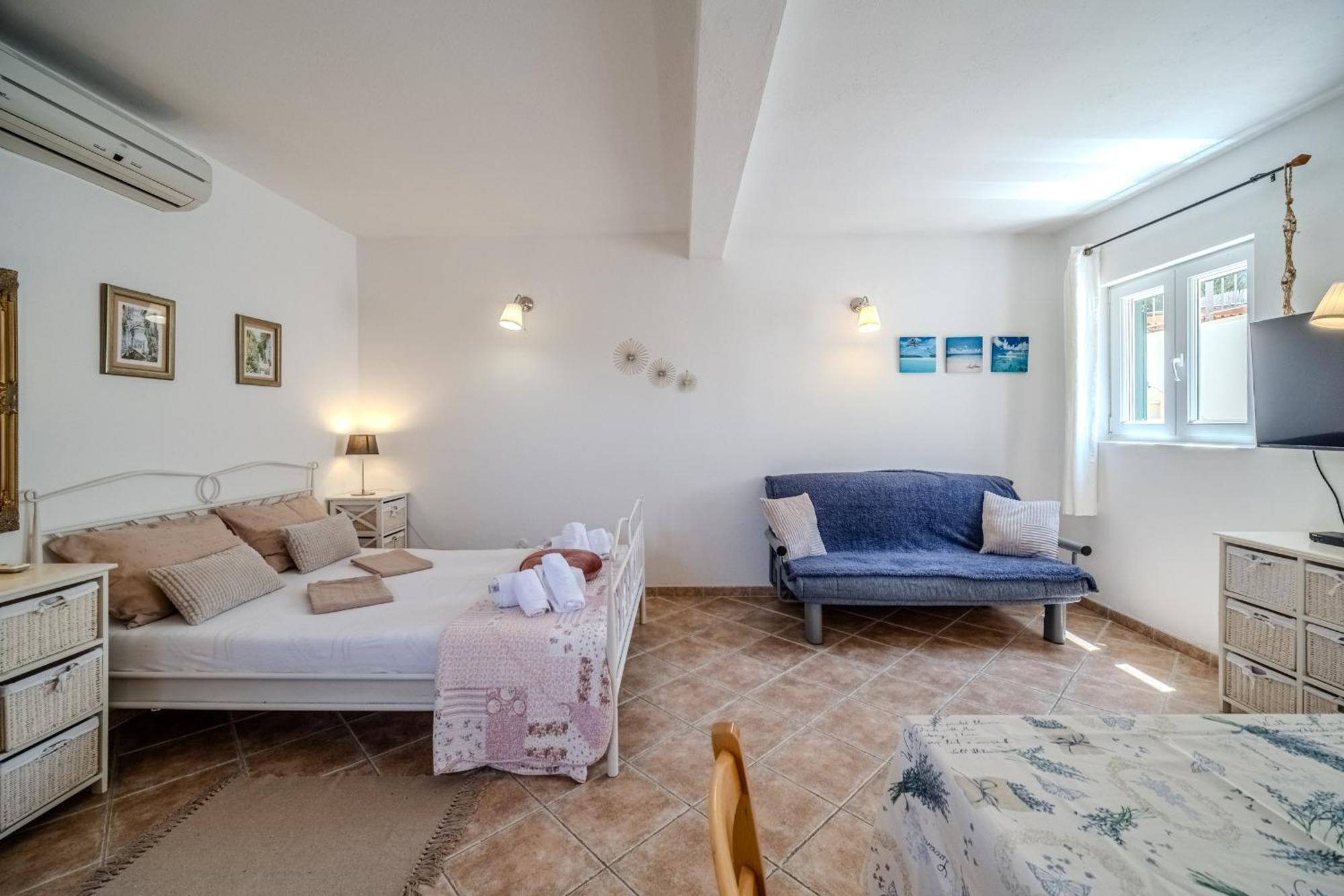 Villa Julia With Heated Pool, Ideal For Large Groups Milna  Exterior foto
