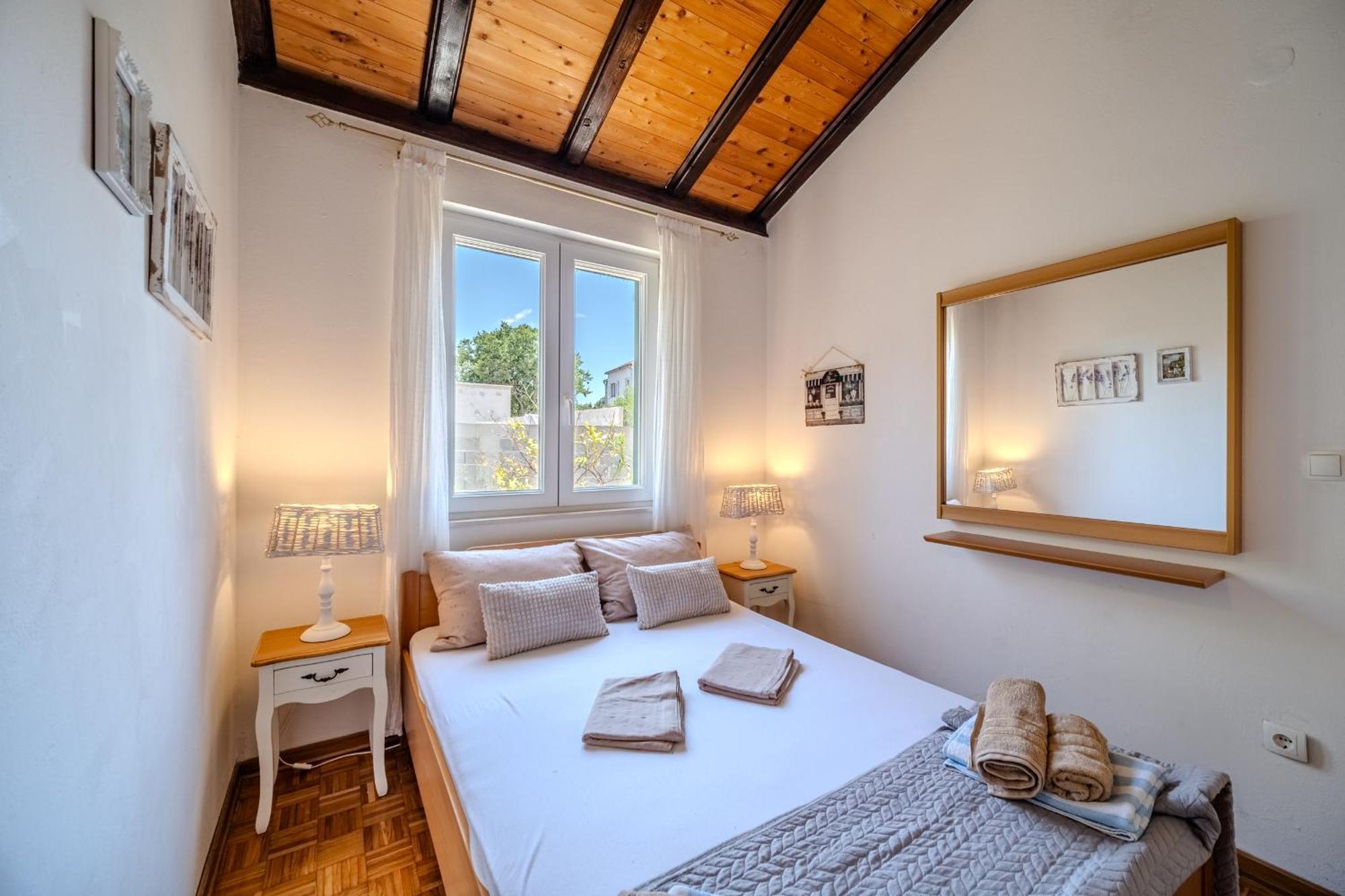 Villa Julia With Heated Pool, Ideal For Large Groups Milna  Exterior foto