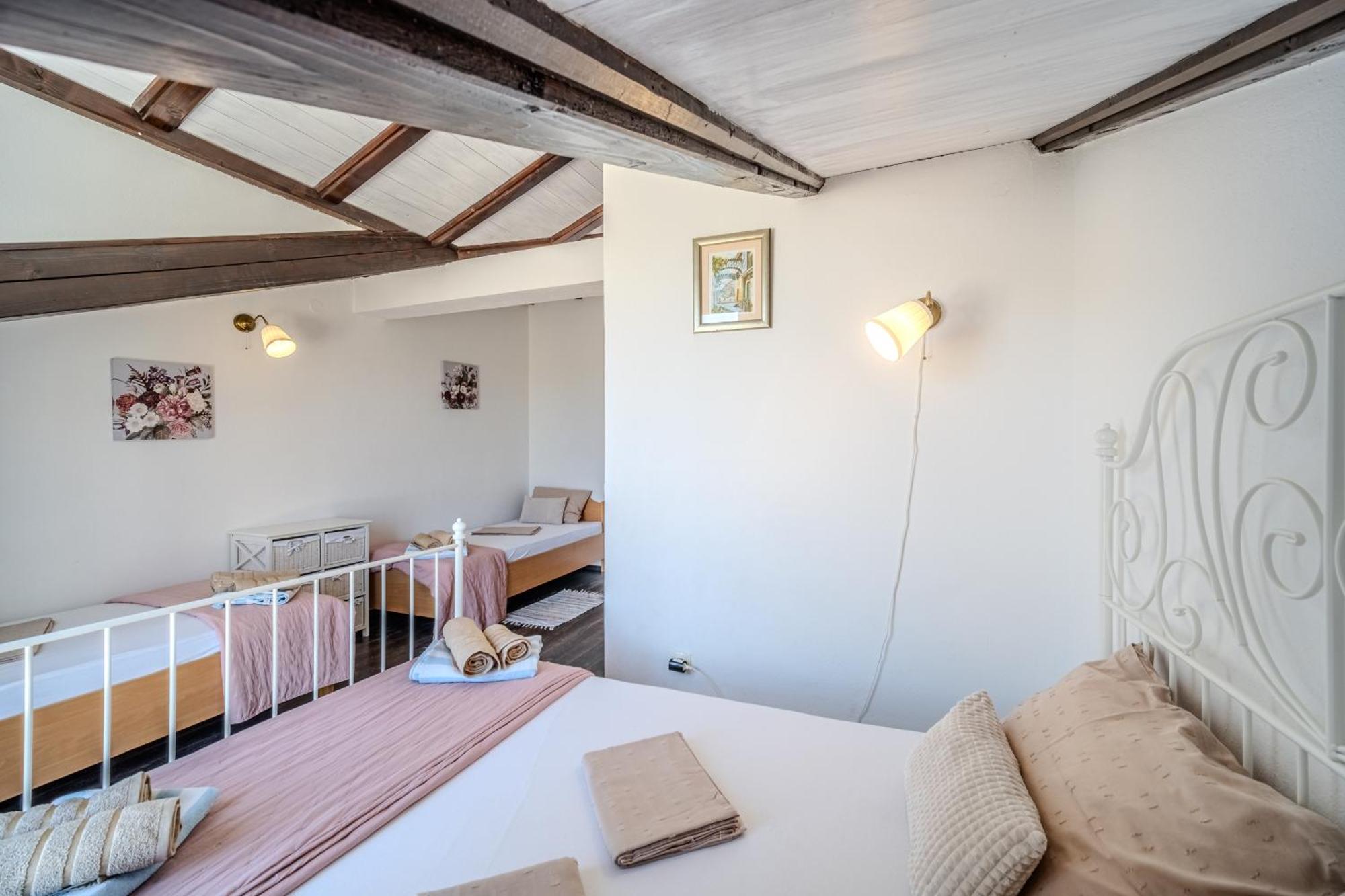 Villa Julia With Heated Pool, Ideal For Large Groups Milna  Exterior foto